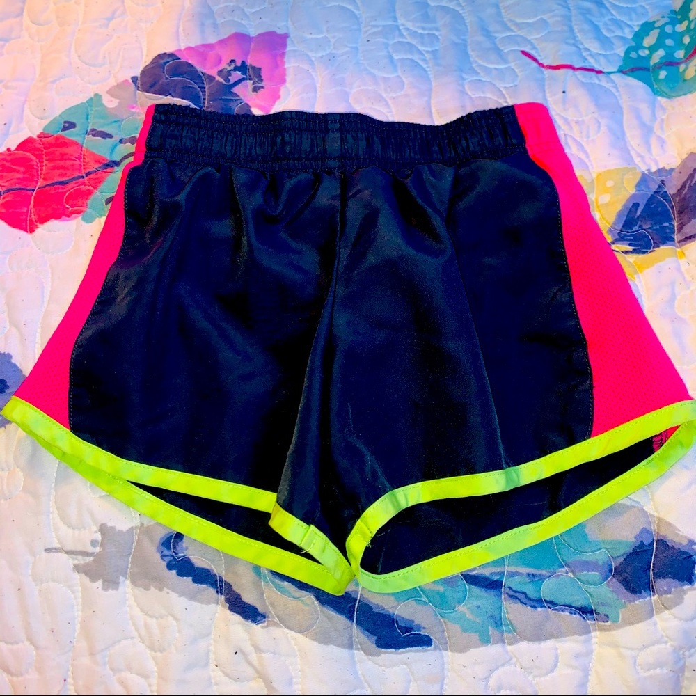Athletic loose shorts
